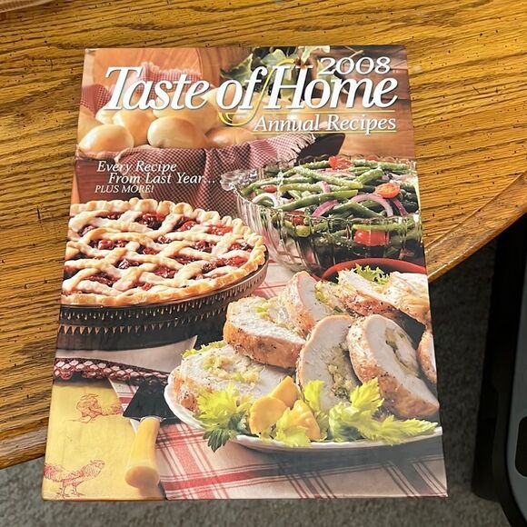 2008 Taste of Home Annual Recipes, 320 page cookbook - Picture 1 of 5